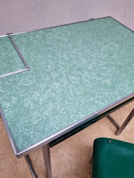 kinder-bureau-stoel-Zurla-Italia-mobili-ferro-Pauselijke werken-bijstand-Hollandse-kindertjes-schoolmeubilair-watersnoodgebied-00002 (12)